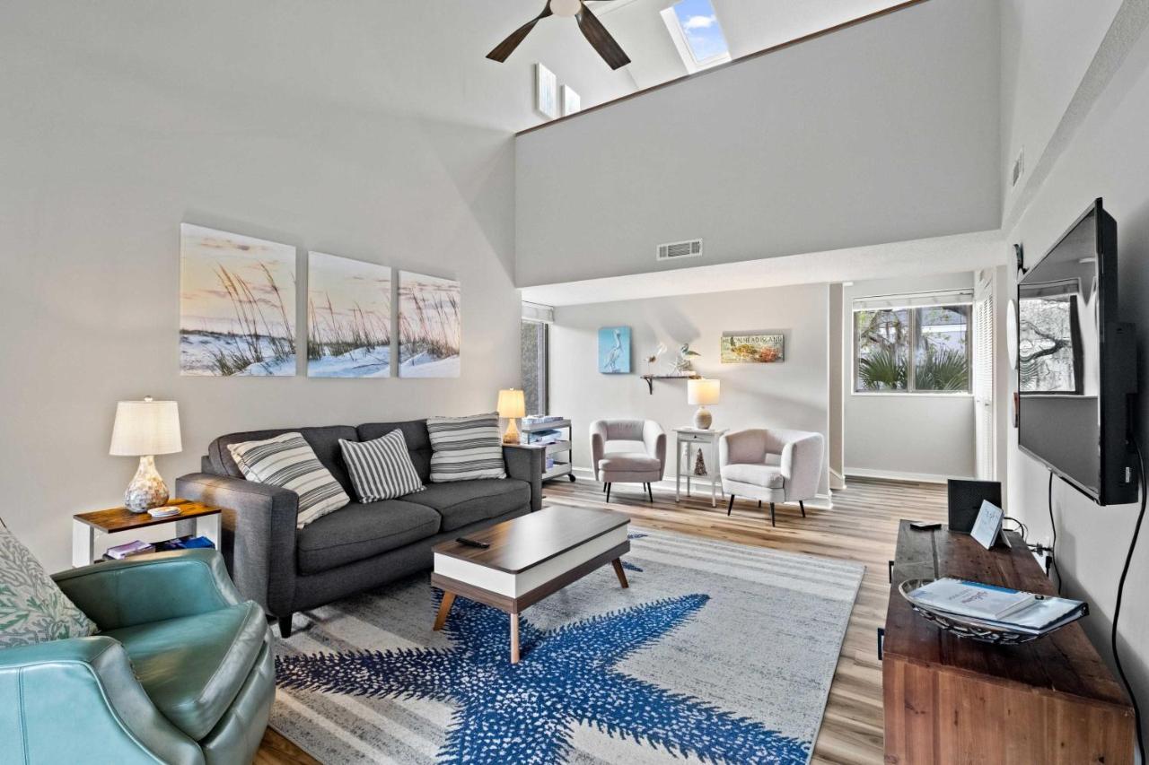 Coastal Oasis With Pool - Walk To Coligny Beach Park ヒルトンヘッドアイランド エクステリア 写真